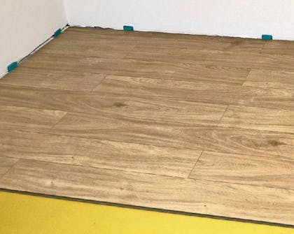 Isolert anneks: Klikkgulv legges i halvforband i isolert anneks Isolert anneks: Neste rekker klikkgulv legges i halvforband i isolert anneks